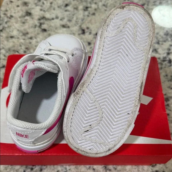 Nike Kids White Sneakers with Pink Accents 7T - Picture 4 of 5